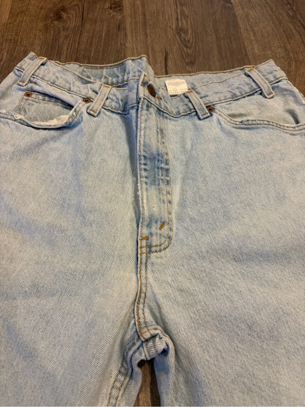 Vintage Levis 550 Relaxed Fit Tapered Leg Jeans Mens 36x30 Light Wash Blue 90s